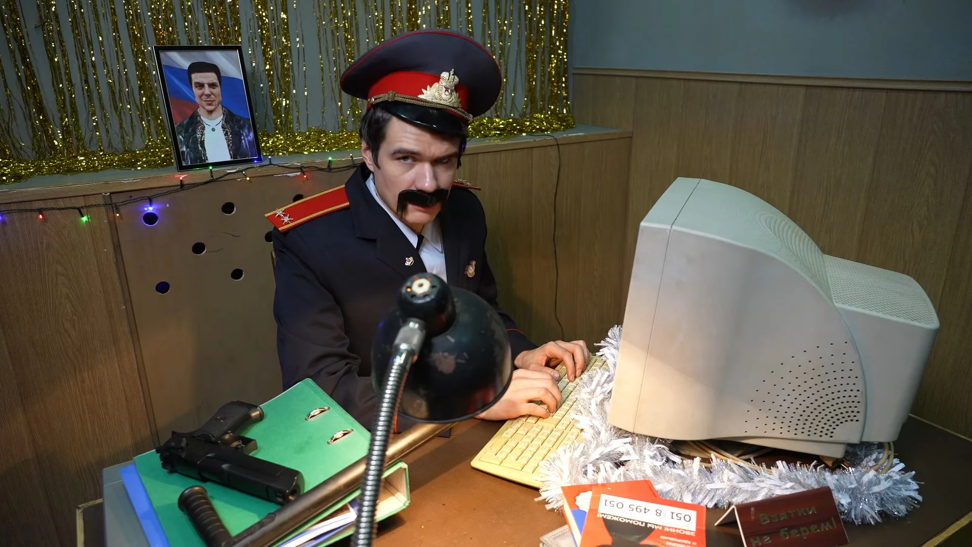 BadComedian выпустил обзор фильма «Один Дома» и индийской «Иронии судьбы» - изображение обложка