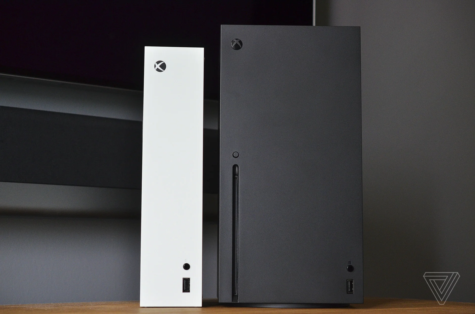 Живые фотографии Xbox Series S и Xbox Series X, и сравнение с Xbox One X, Xbox One S и PS4 Pro - фото 5