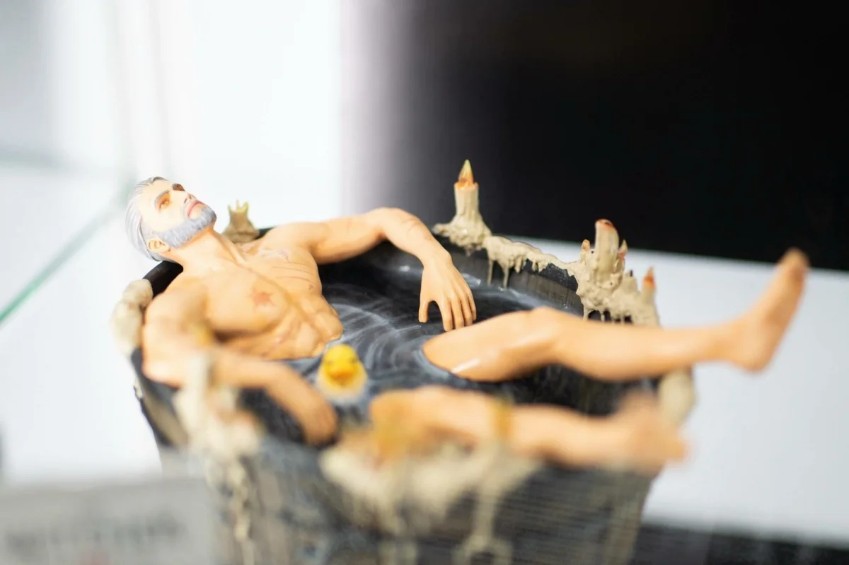 В России начались предзаказы фигурки ведьмака Геральта, принимающего ванну - фото 1