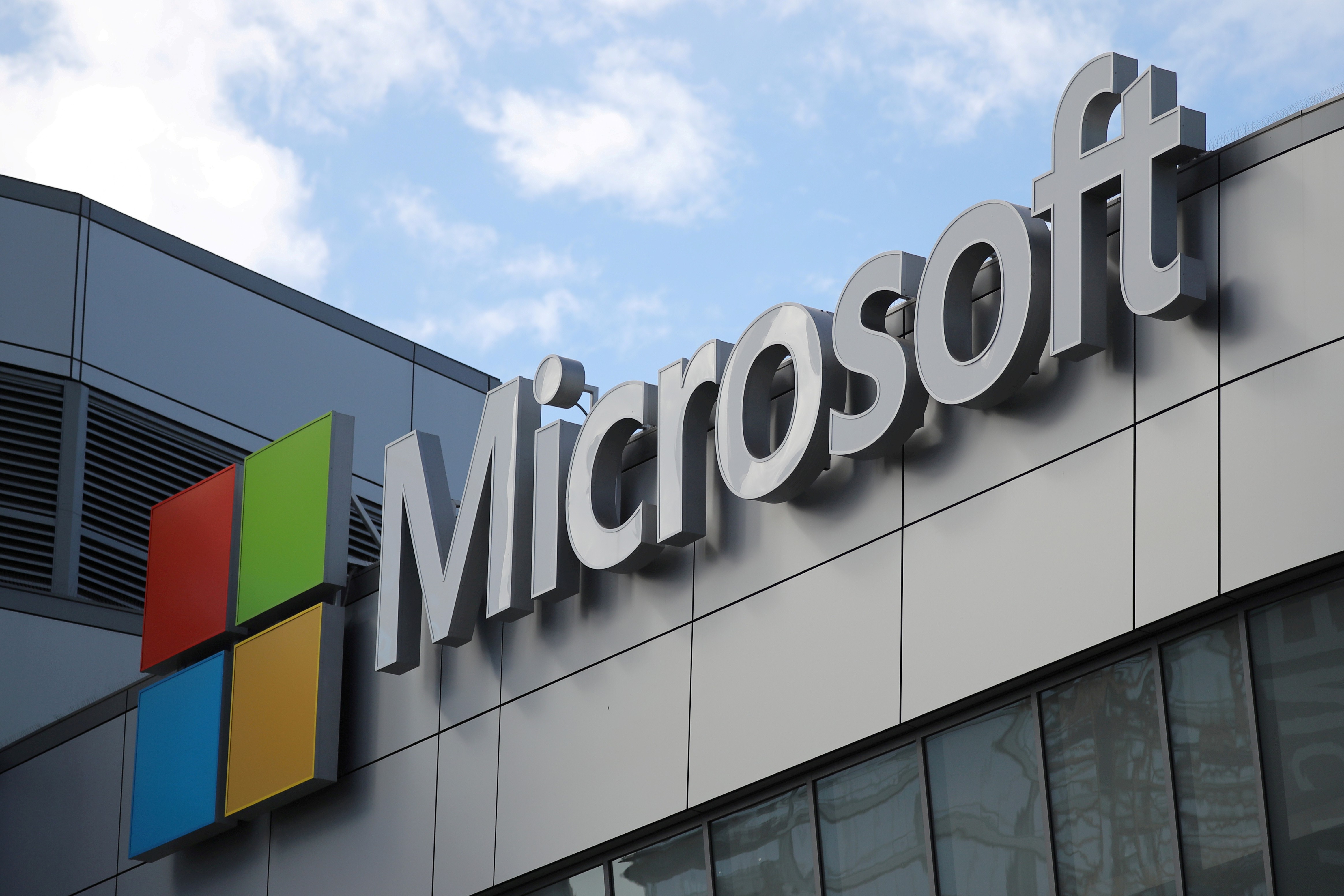 Microsoft запустила русскоязычную «горячую линию» по Windows 7 - изображение обложка