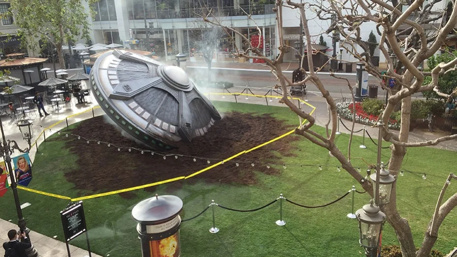 У торгового центра в Лос-Анджелесе упала летающая тарелка (на самом деле нет) - фото 1