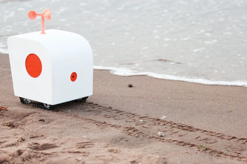 Программистка создала робота, пишущего стихи на песке - фото 1