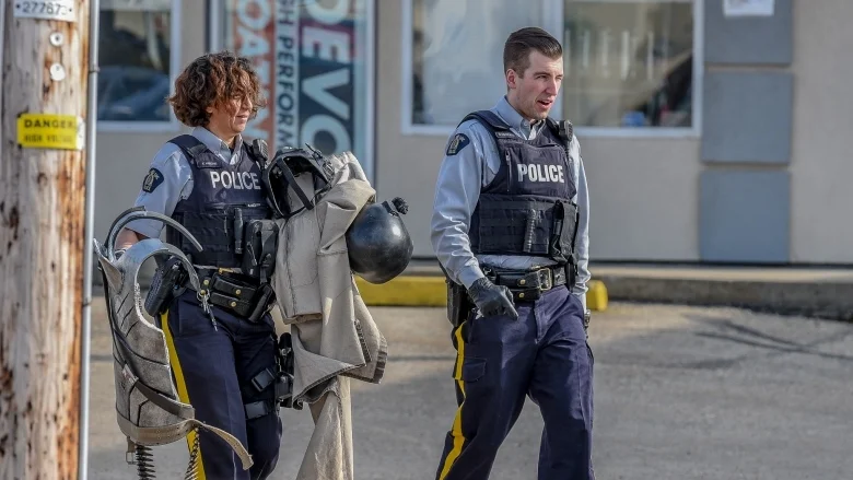 Канадская полиция забрала в участок косплеера в костюме по Fallout: New Vegas - фото 3