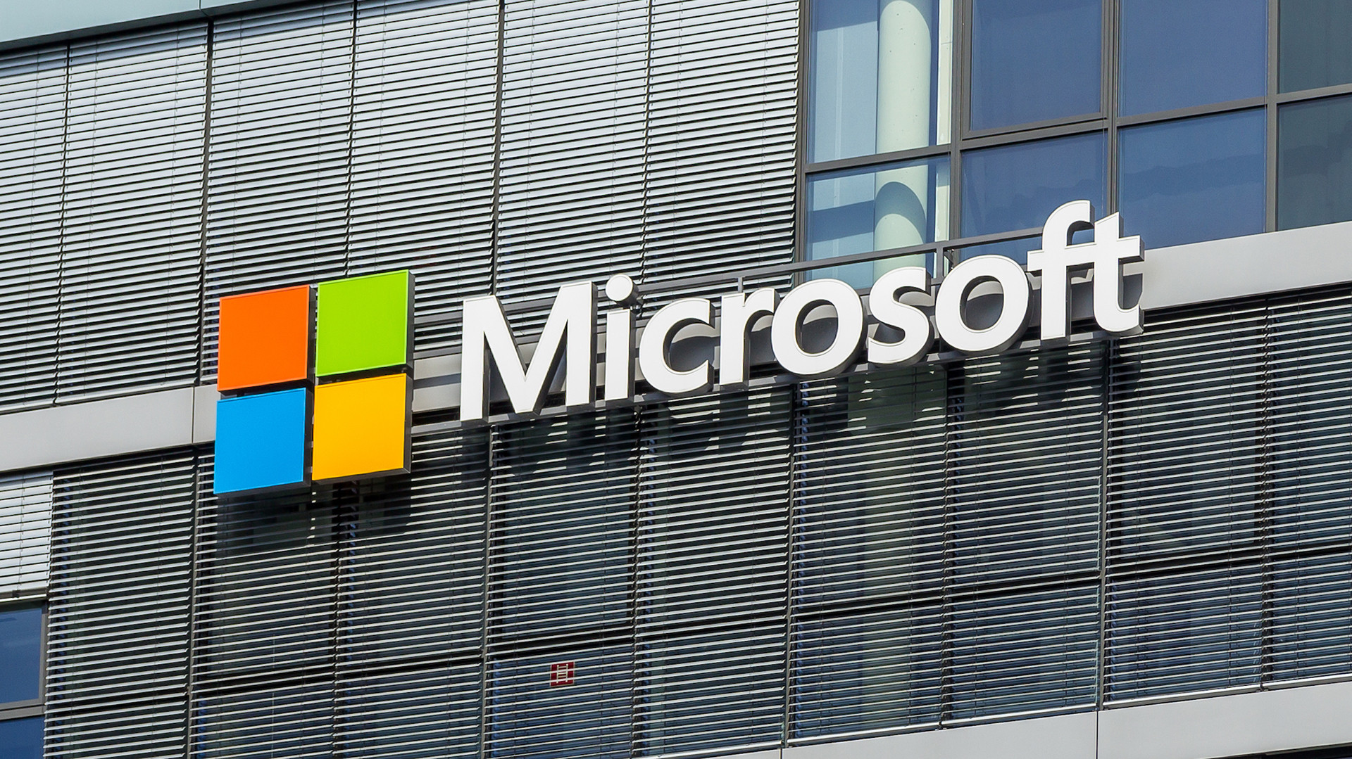Глава Microsoft подтвердил, что уволит 10 тысяч сотрудников - изображение обложка