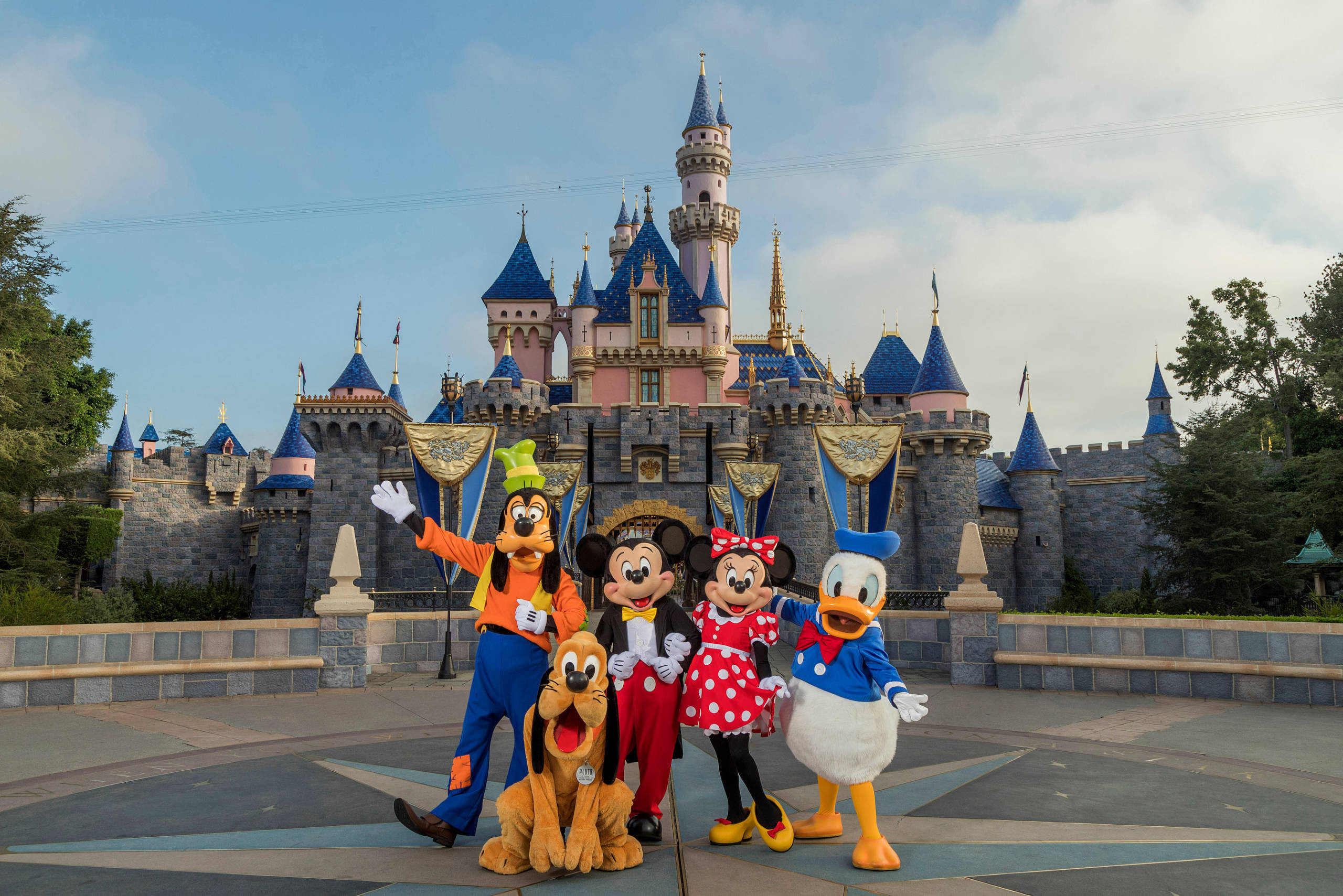Disney уволит 28 тысяч сотрудников своих парков развлечений - изображение обложка