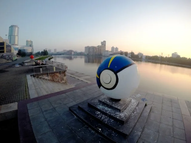 В Екатеринбурге еще один шар раскрасили под покебол - фото 2