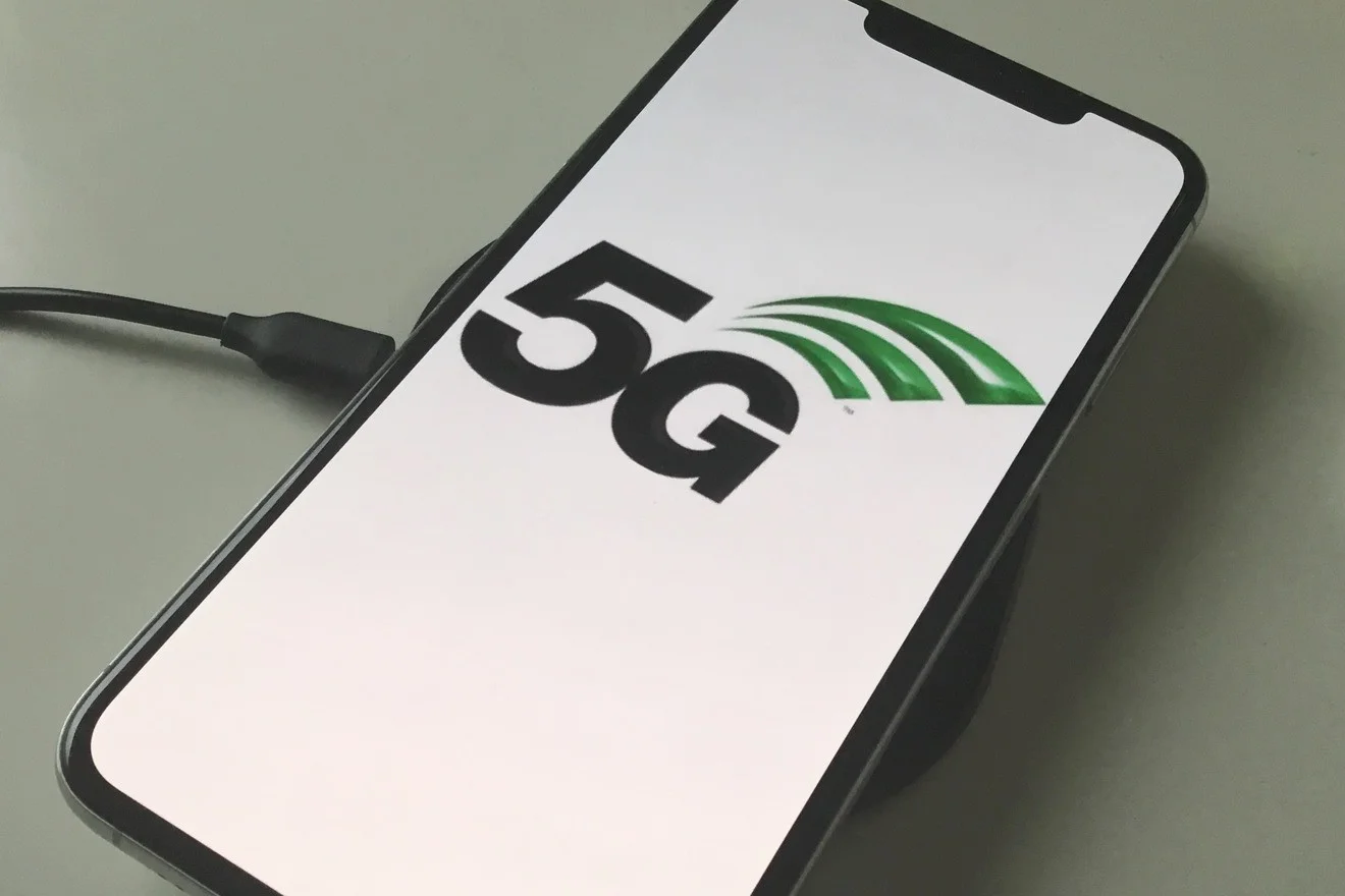 Обзор смартфонов 5g. Apple g5. Apple iphone 5g. Apple модем 5g. Айфон 12 5g.