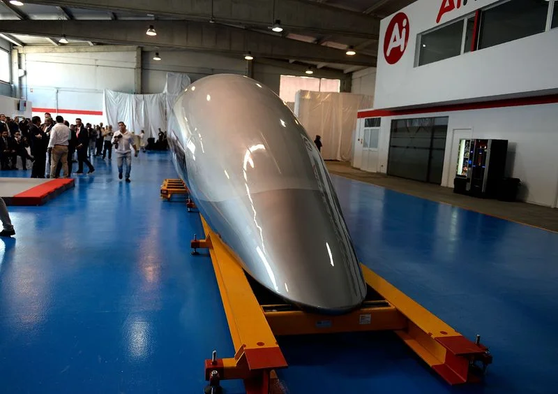 HyperloopTT показала первую пассажирскую капсулу - фото 1