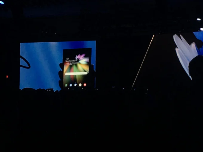 Samsung показала свой прототип смартфона с гибким экраном - фото 2