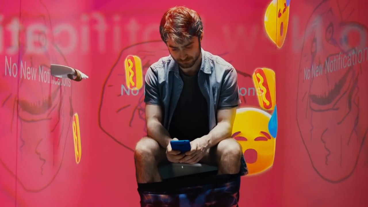 Разработчик против героев игр: Дэниэл Рэдклифф в трейлере боевика «Безумный Майлз» - изображение обложка